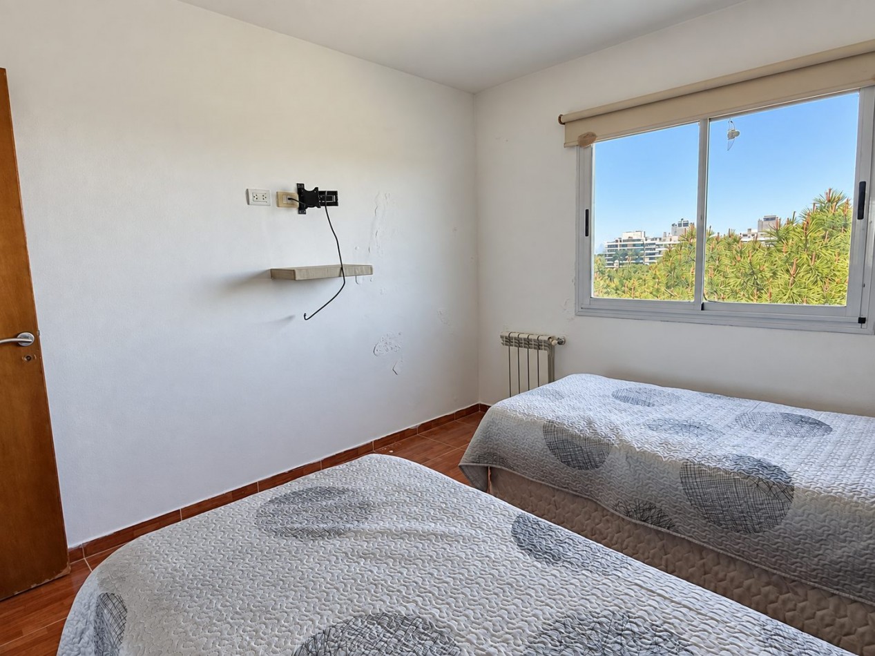Departamento a la venta en Pinamar con 3 dormitorios, tipo duplex con gas natural y cochera cubierta