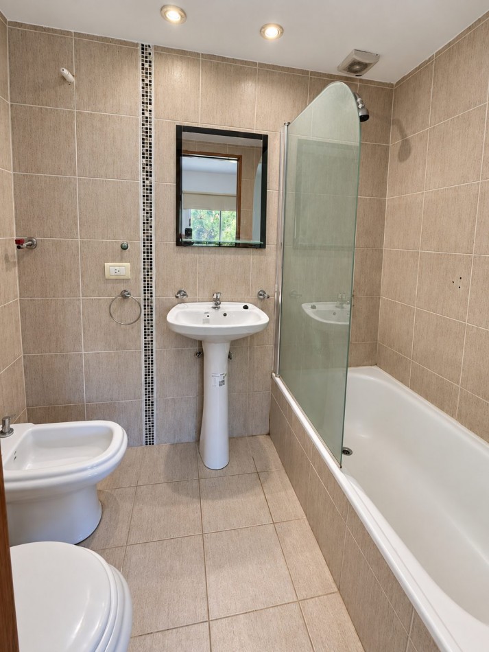 Departamento a la venta en Pinamar con 3 dormitorios, tipo duplex con gas natural y cochera cubierta