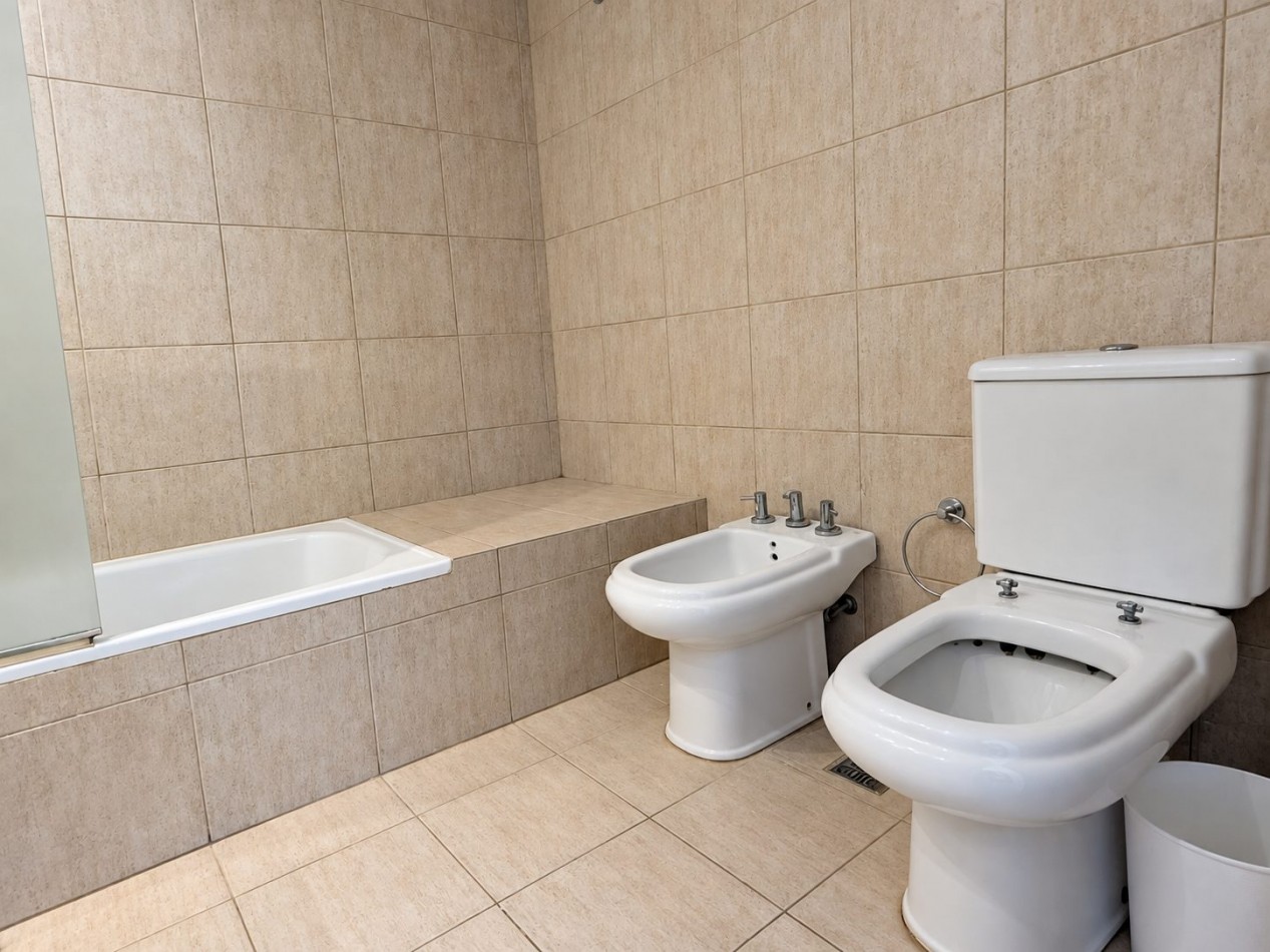 Departamento a la venta en Pinamar con 3 dormitorios, tipo duplex con gas natural y cochera cubierta