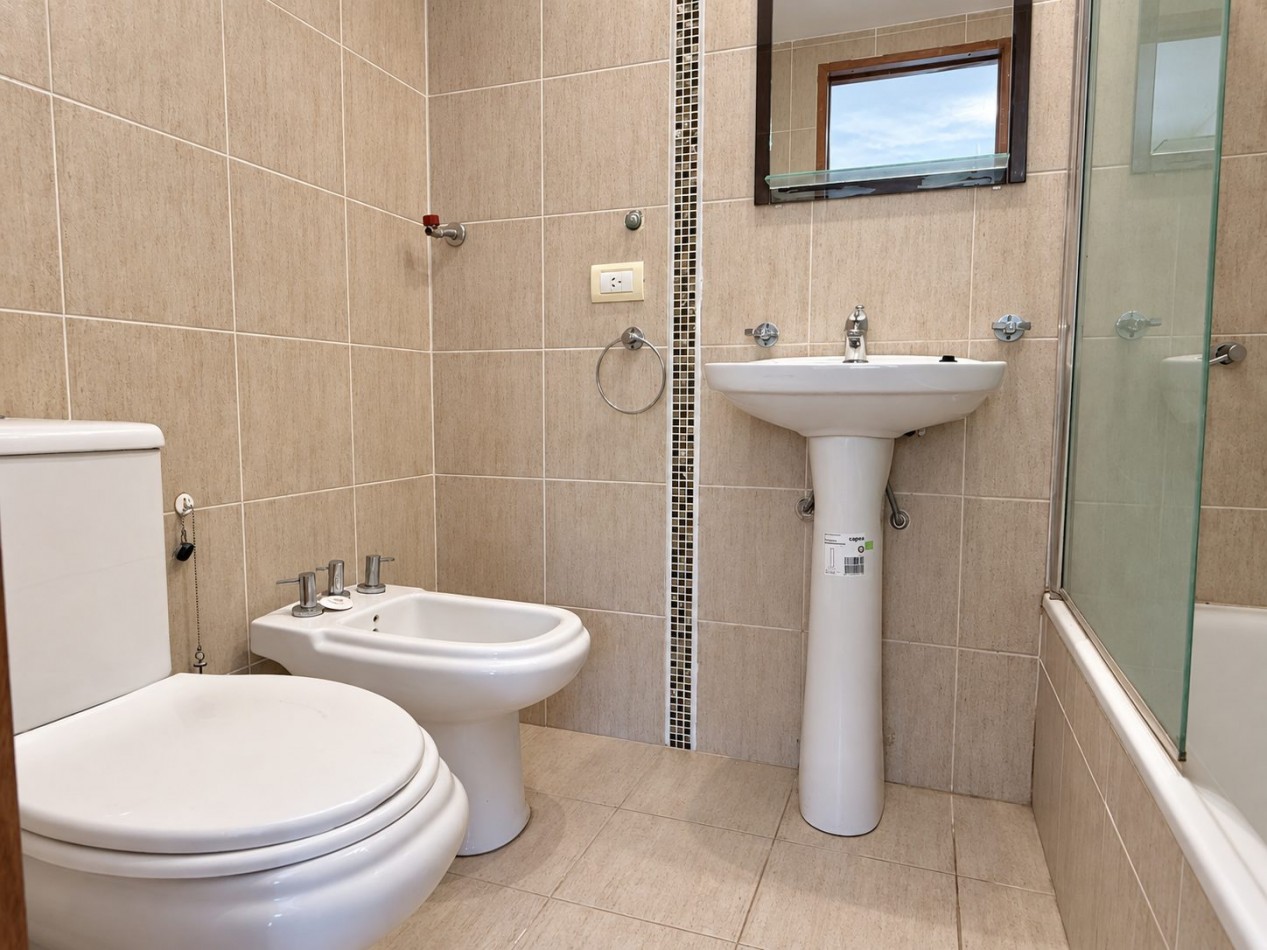 Departamento a la venta en Pinamar con 3 dormitorios, tipo duplex con gas natural y cochera cubierta