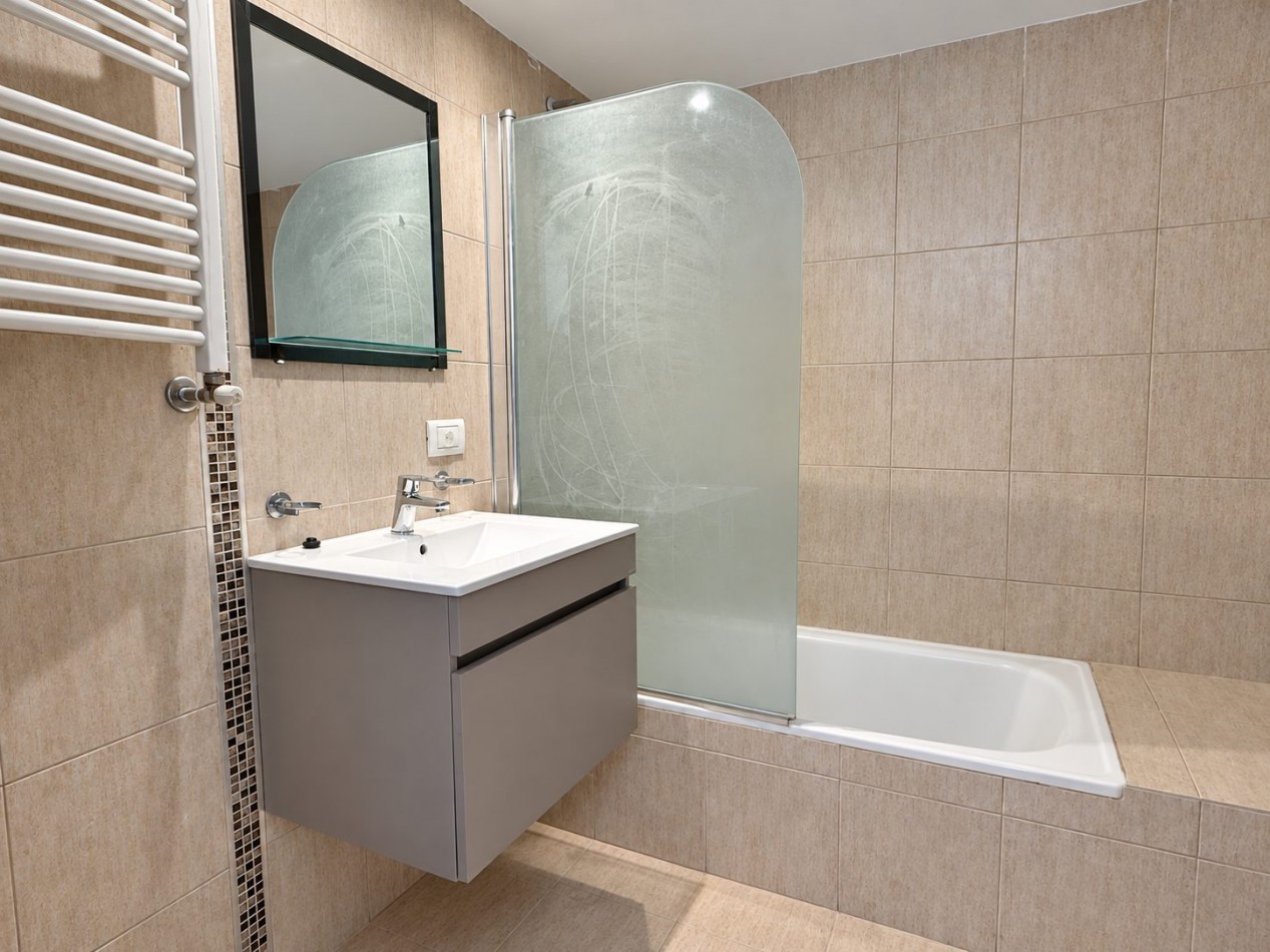 Departamento a la venta en Pinamar con 3 dormitorios, tipo duplex con gas natural y cochera cubierta