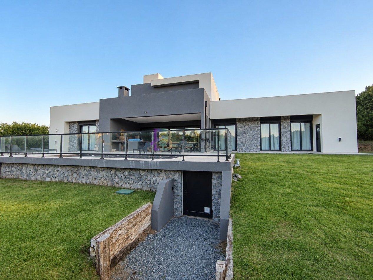 Moderna Casa en venta Costa esmeralda Golf2, con 4 dormitorios, psicina climatizada, hormigon visto