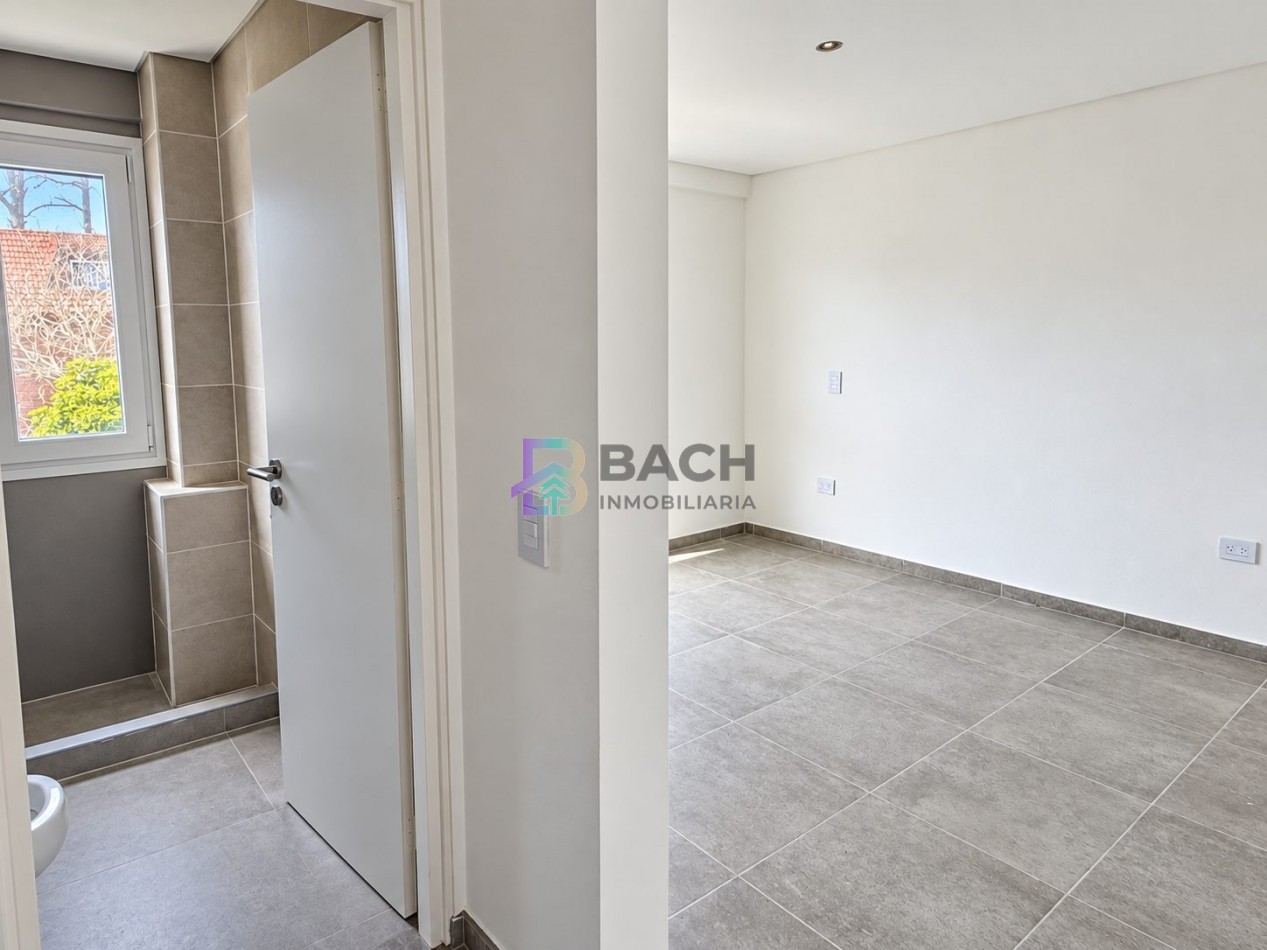 Moderno Departamento tipo duplex en venta con patio privado, gas natural, cochera | financiacion y permuta