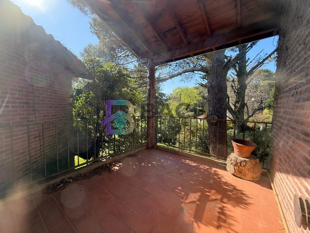 Casa a la venta en Pinamar, a metros de golf. Con 4 dormitorios, gas natural y garaje 