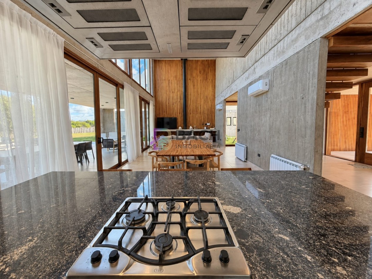 Casa en venta importante, gran calidad constructiva, hormigon visto, gas natural y piscina en Costa Esmeralda Maritimo III