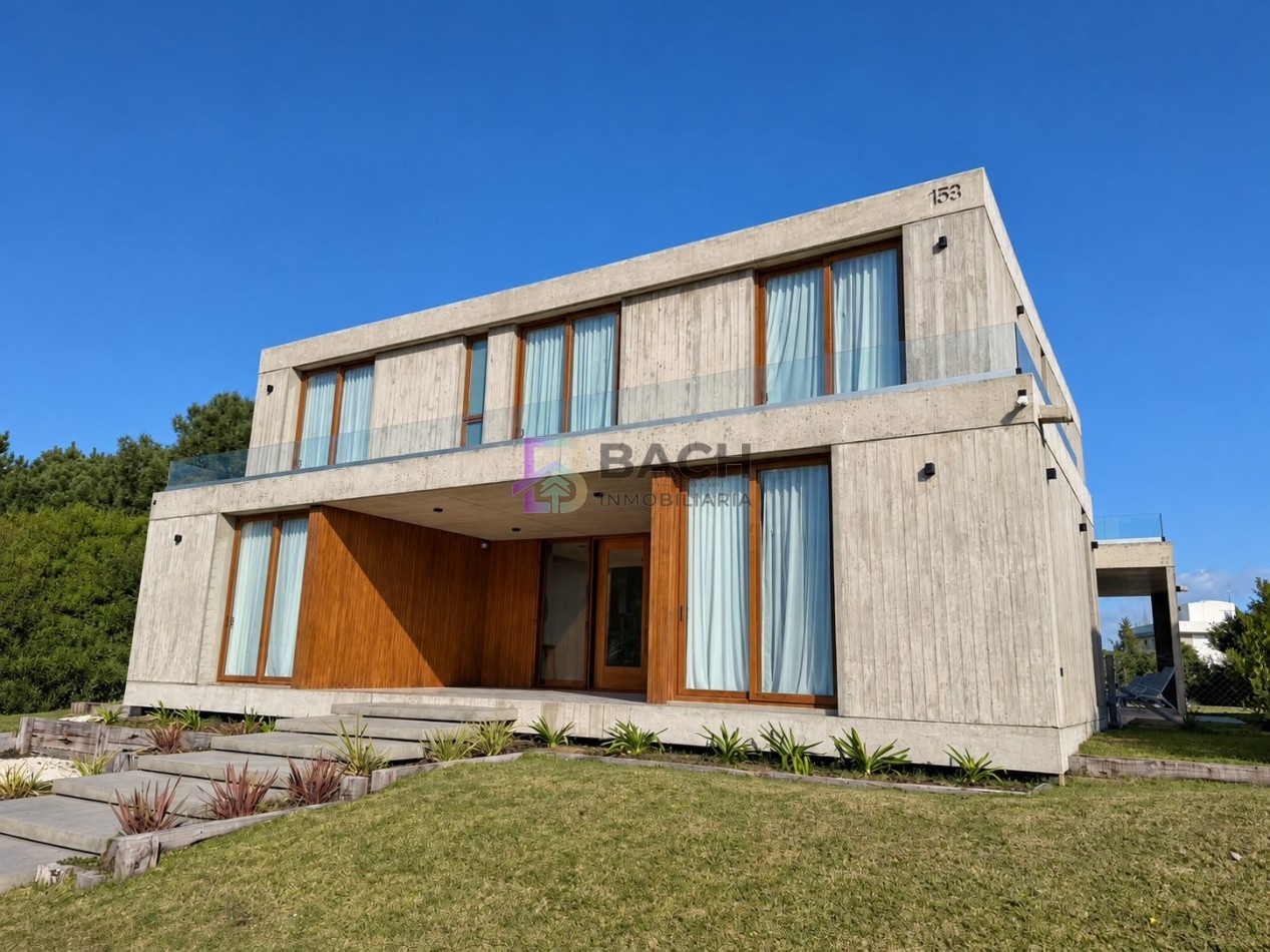 Casa en venta importante, gran calidad constructiva, hormigon visto, gas natural y piscina en Costa Esmeralda Maritimo III