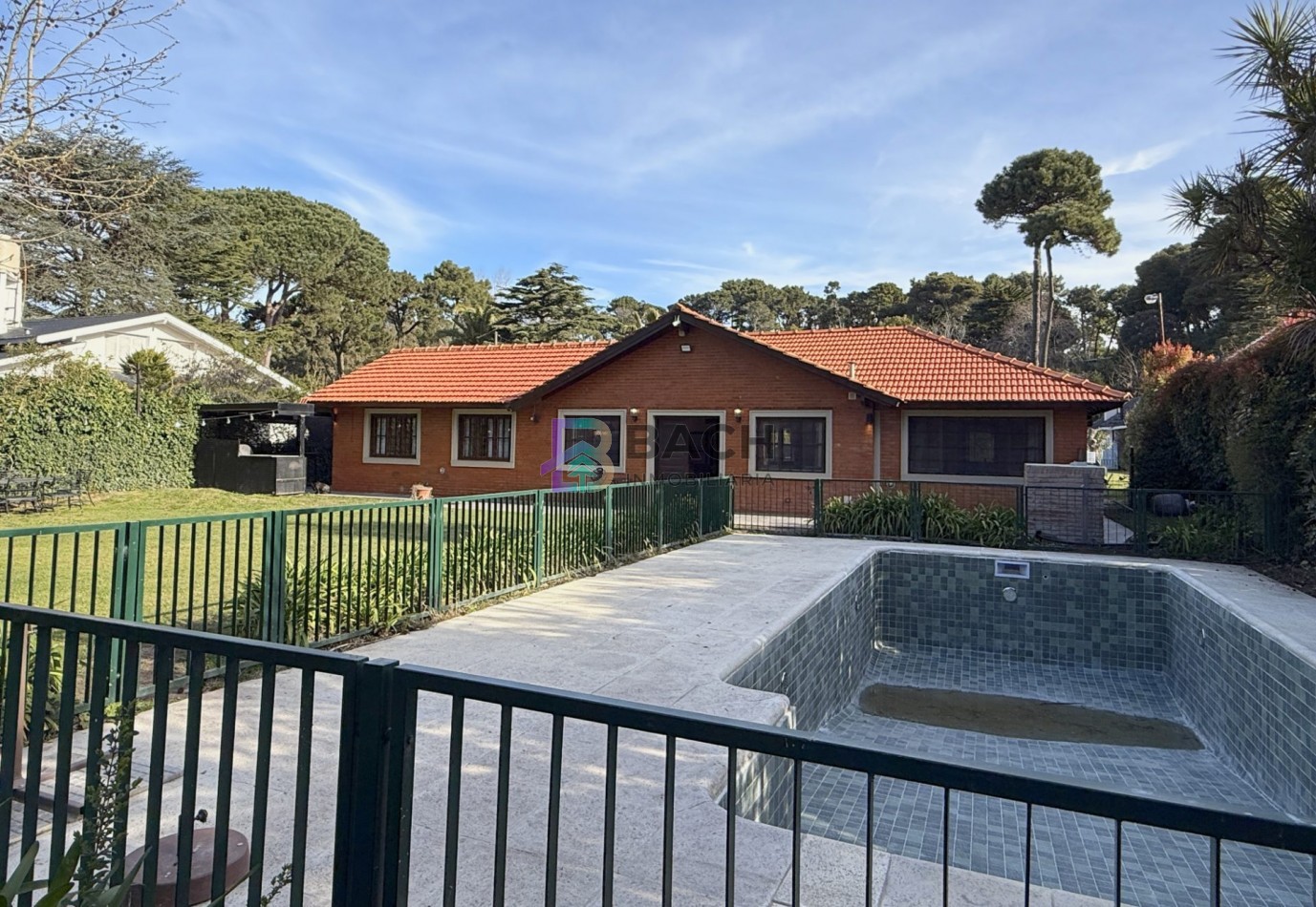 Casa en alquiler de verano en Pinamar, zona centro para 5 personas con Piscina 