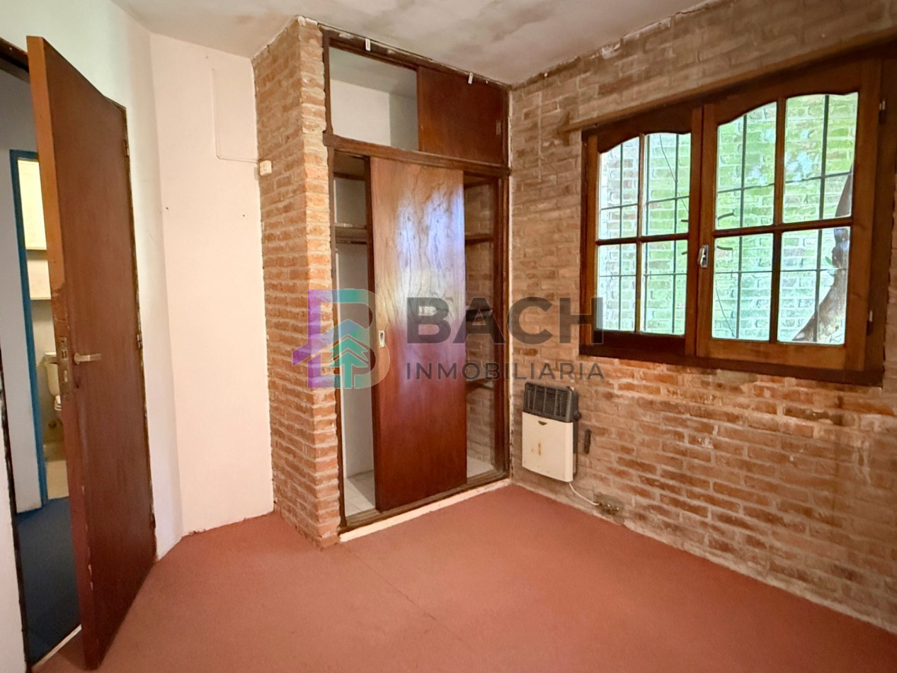 Casa a la venta en Pinamar, a metros de golf. Con 4 dormitorios, gas natural y garaje 