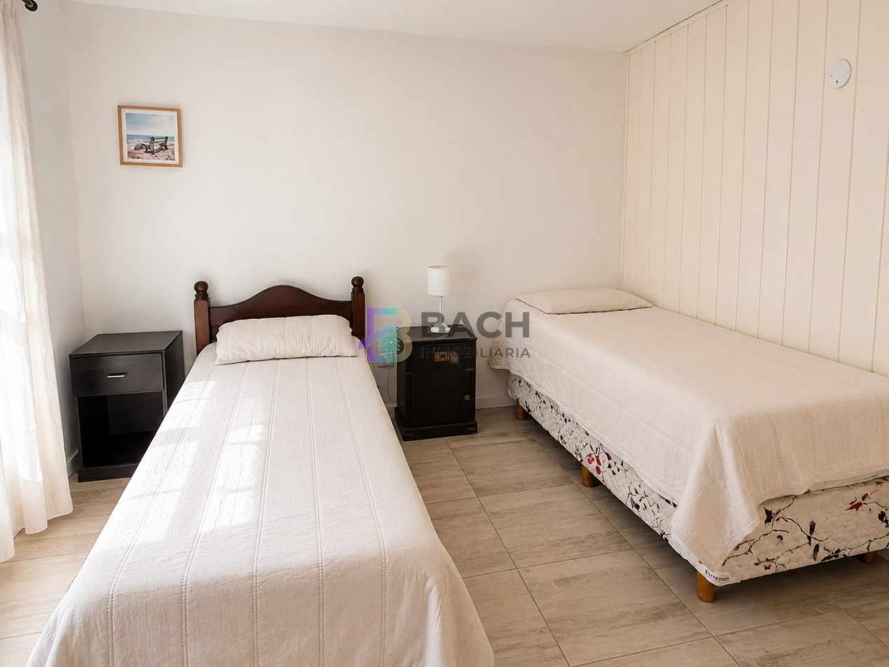 Casa en venta, Pinamar zona iglesia, 4 dormitorios, gran parque y muy cerca de la playa, gas natural