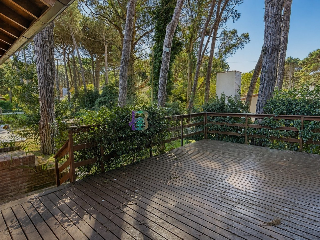 Casa en venta Pinamar, con cuatro dormitorios, ladrillo visto, tradicional, en zona lasalle