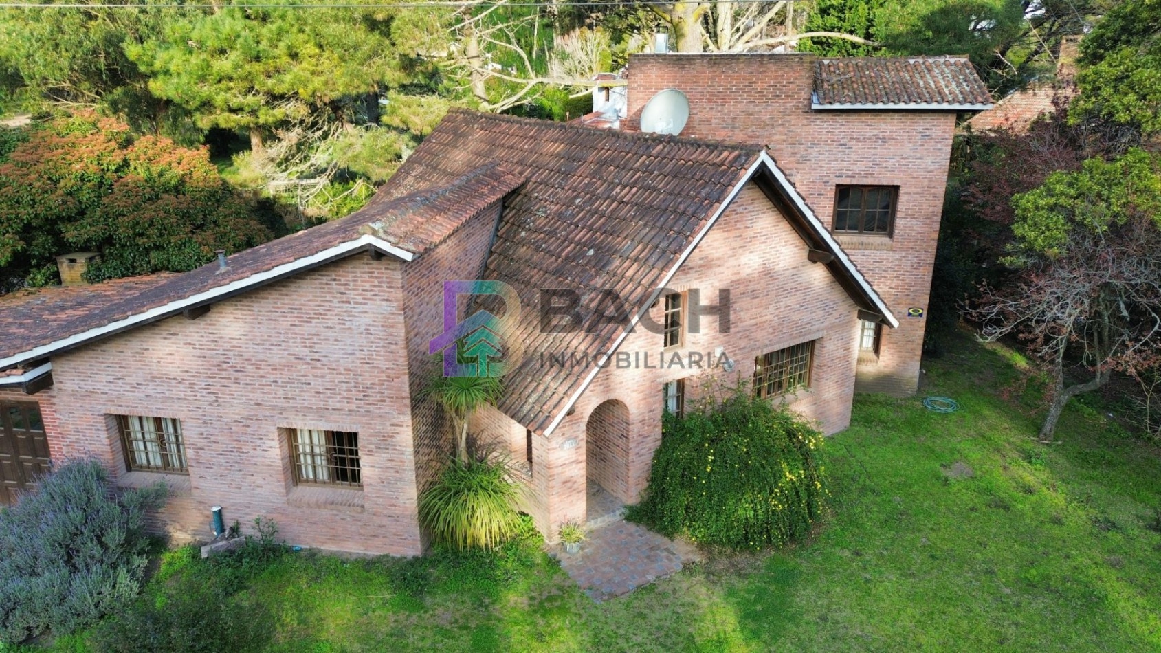 Casa a la venta en Pinamar, a metros de golf. Con 4 dormitorios, gas natural y garaje 