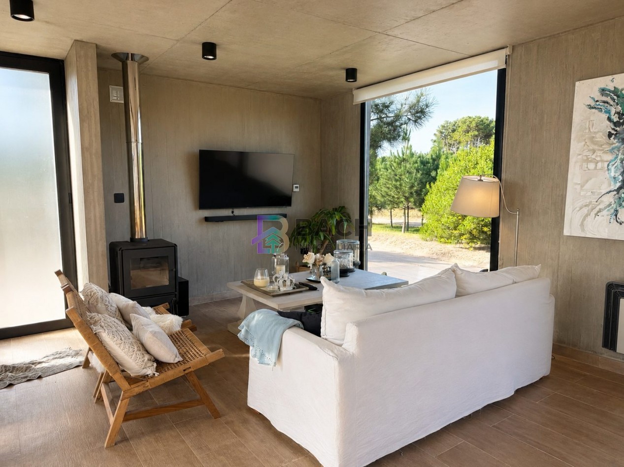 Moderna casa en venta en Pinamar con tres dormitorios, gas natural y piscina