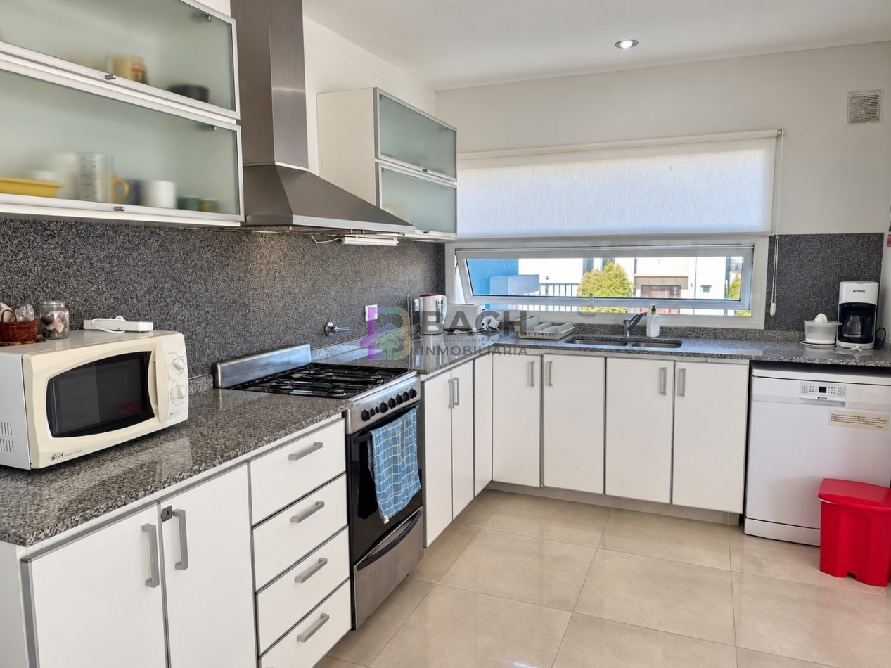 Casa a la venta en Costa esmeralda, muy luminosa con 3 dormitorios y gas natural