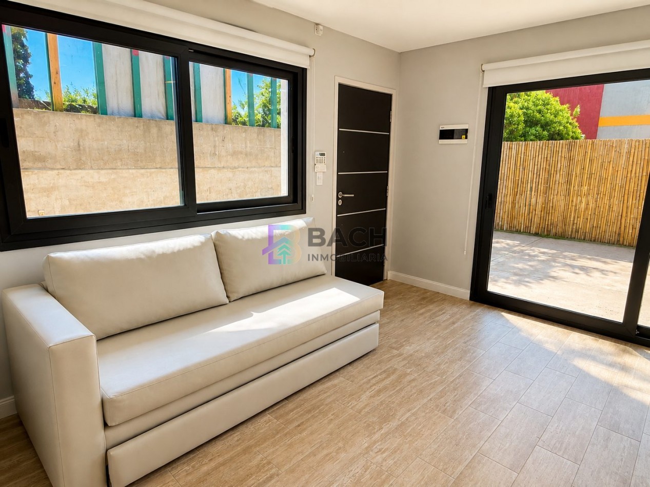 Departamento a la venta a metros del mar, con gran patio privado, permuta