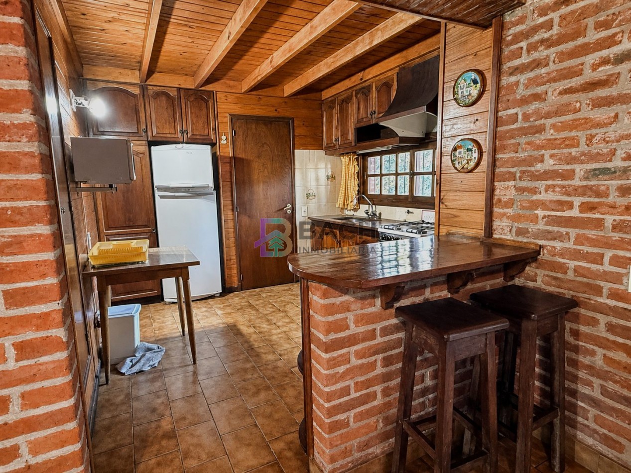Casa en venta Pinamar, con cuatro dormitorios, ladrillo visto, tradicional, en zona lasalle
