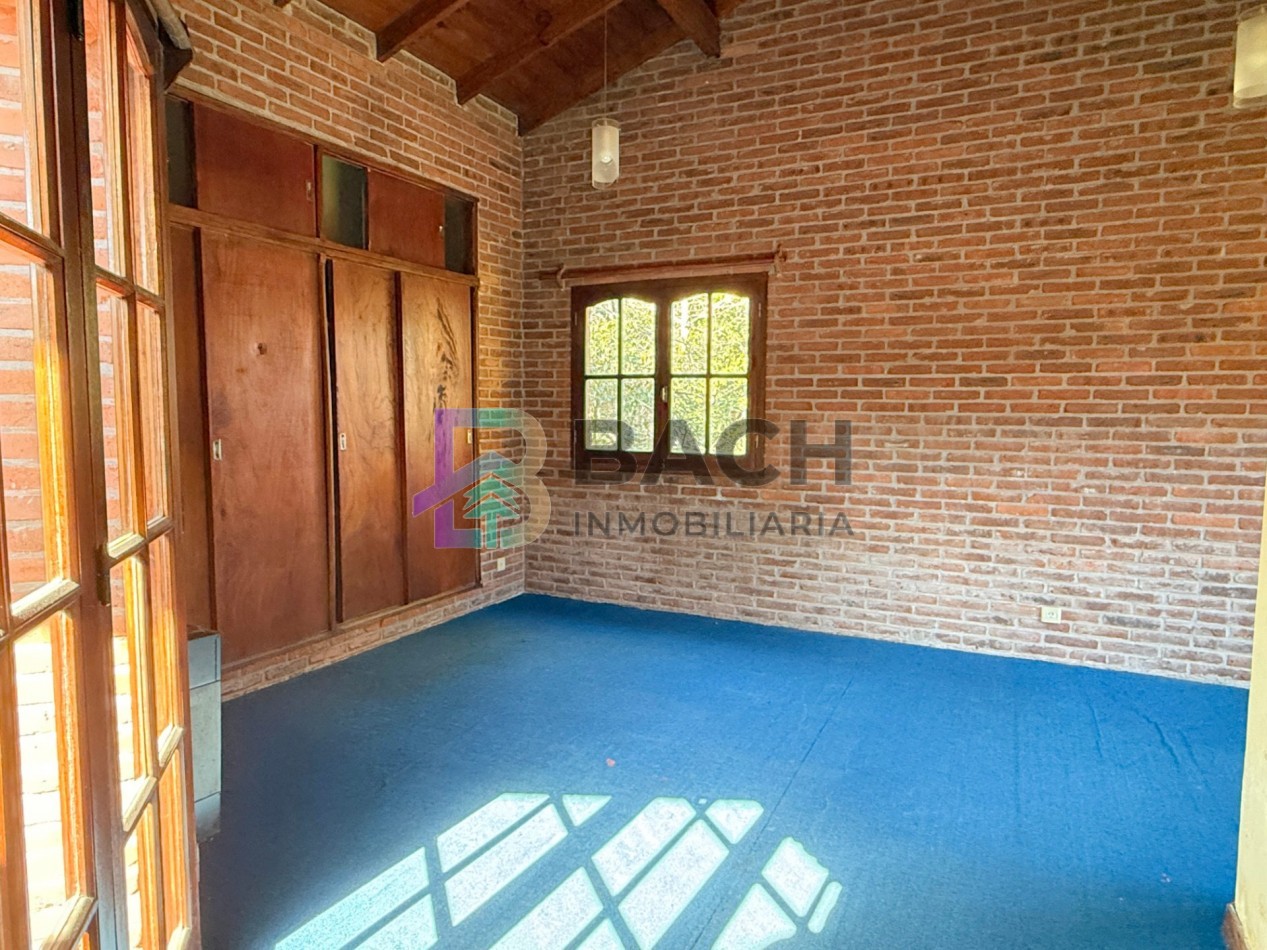 Casa a la venta en Pinamar, a metros de golf. Con 4 dormitorios, gas natural y garaje 