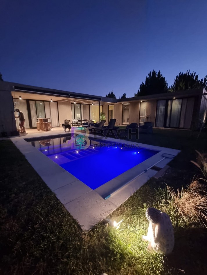 Moderna casa en venta en Pinamar con tres dormitorios, gas natural y piscina