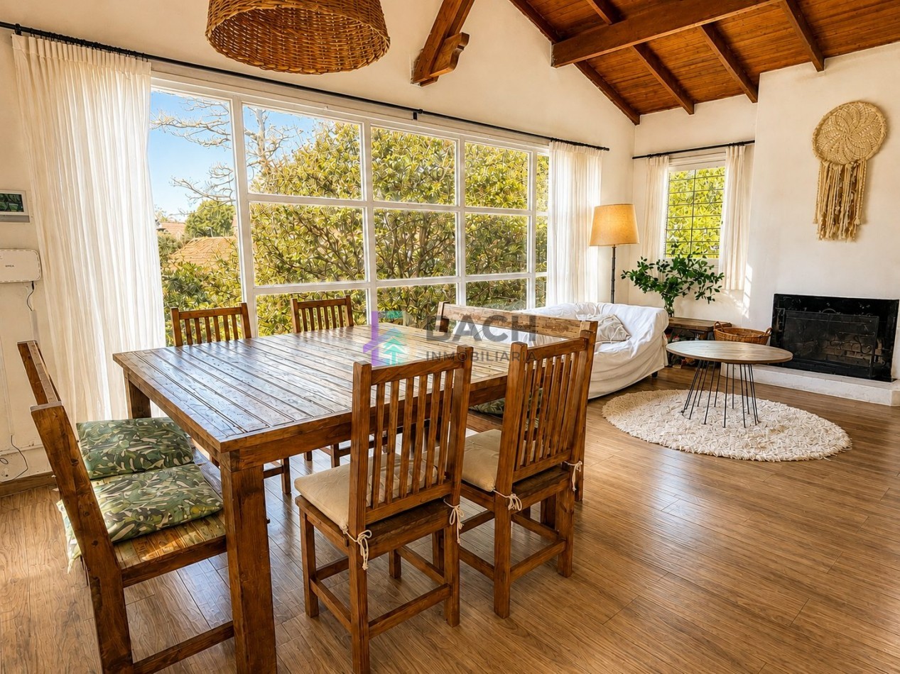 Casa en venta, Pinamar zona iglesia, 4 dormitorios, gran parque y muy cerca de la playa, gas natural