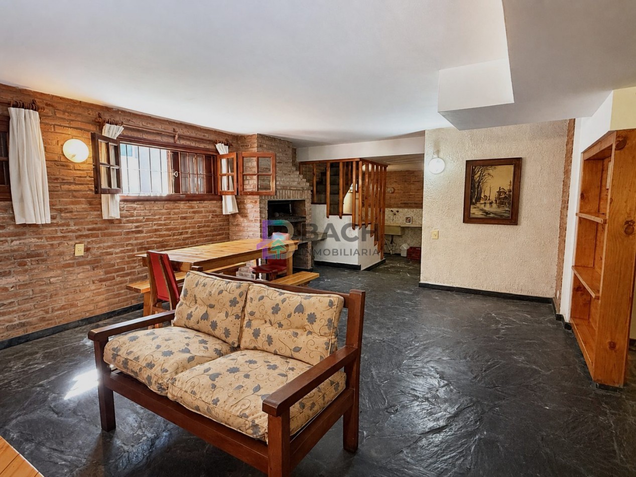 Casa en venta Pinamar, con cuatro dormitorios, ladrillo visto, tradicional, en zona lasalle