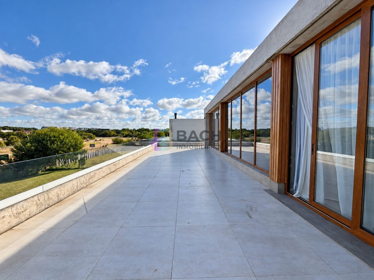 Casa en venta importante, gran calidad constructiva, hormigon visto, gas natural y piscina en Costa Esmeralda Maritimo III