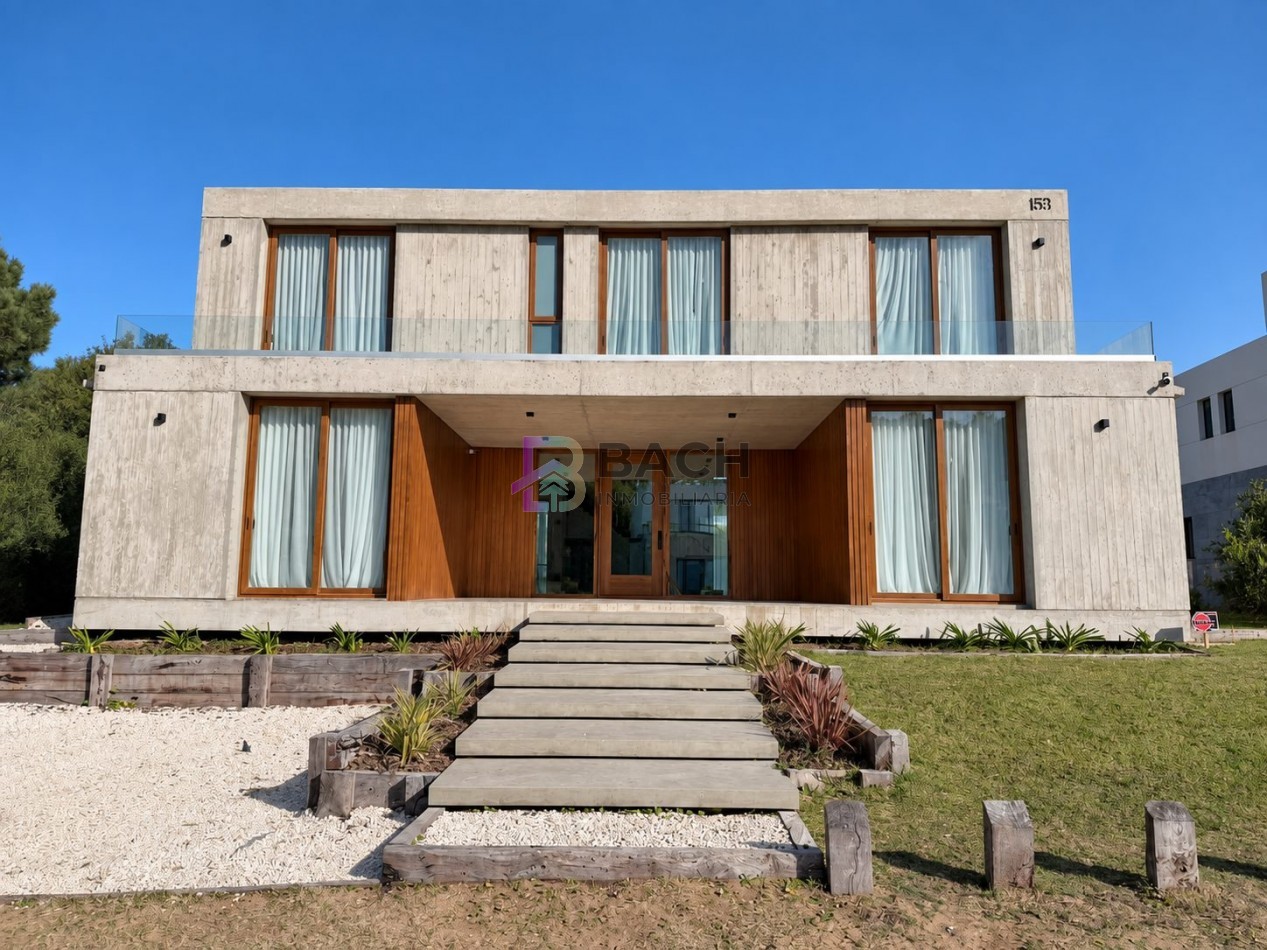 Casa en venta importante, gran calidad constructiva, hormigon visto, gas natural y piscina en Costa Esmeralda Maritimo III