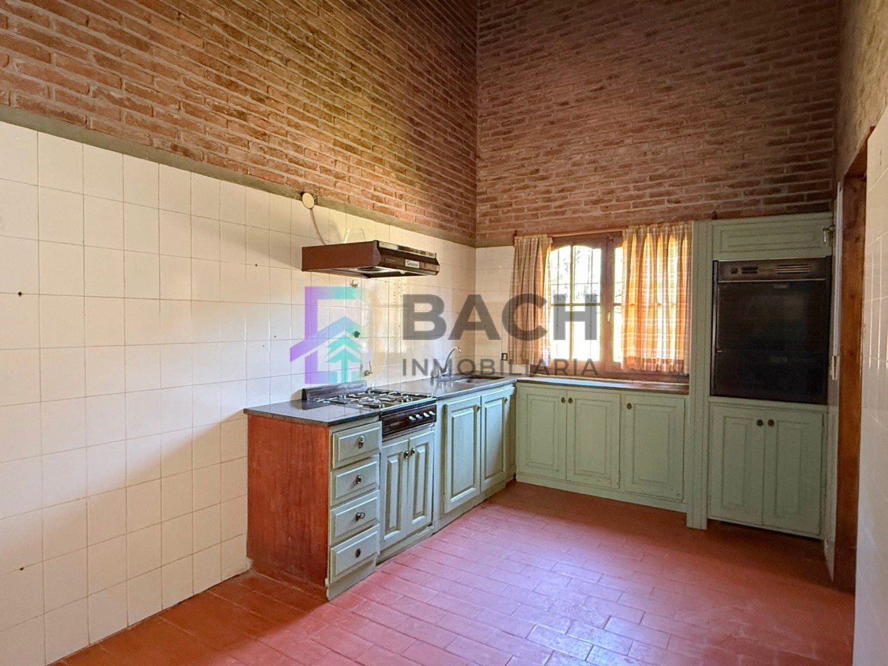 Casa a la venta en Pinamar, a metros de golf. Con 4 dormitorios, gas natural y garaje 