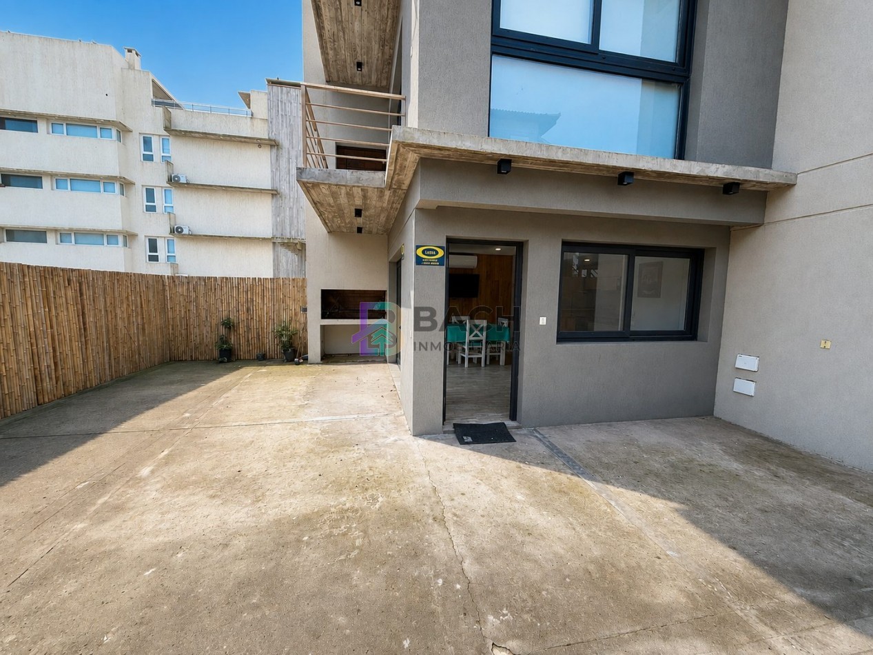 Departamento a la venta a metros del mar, con gran patio privado, permuta