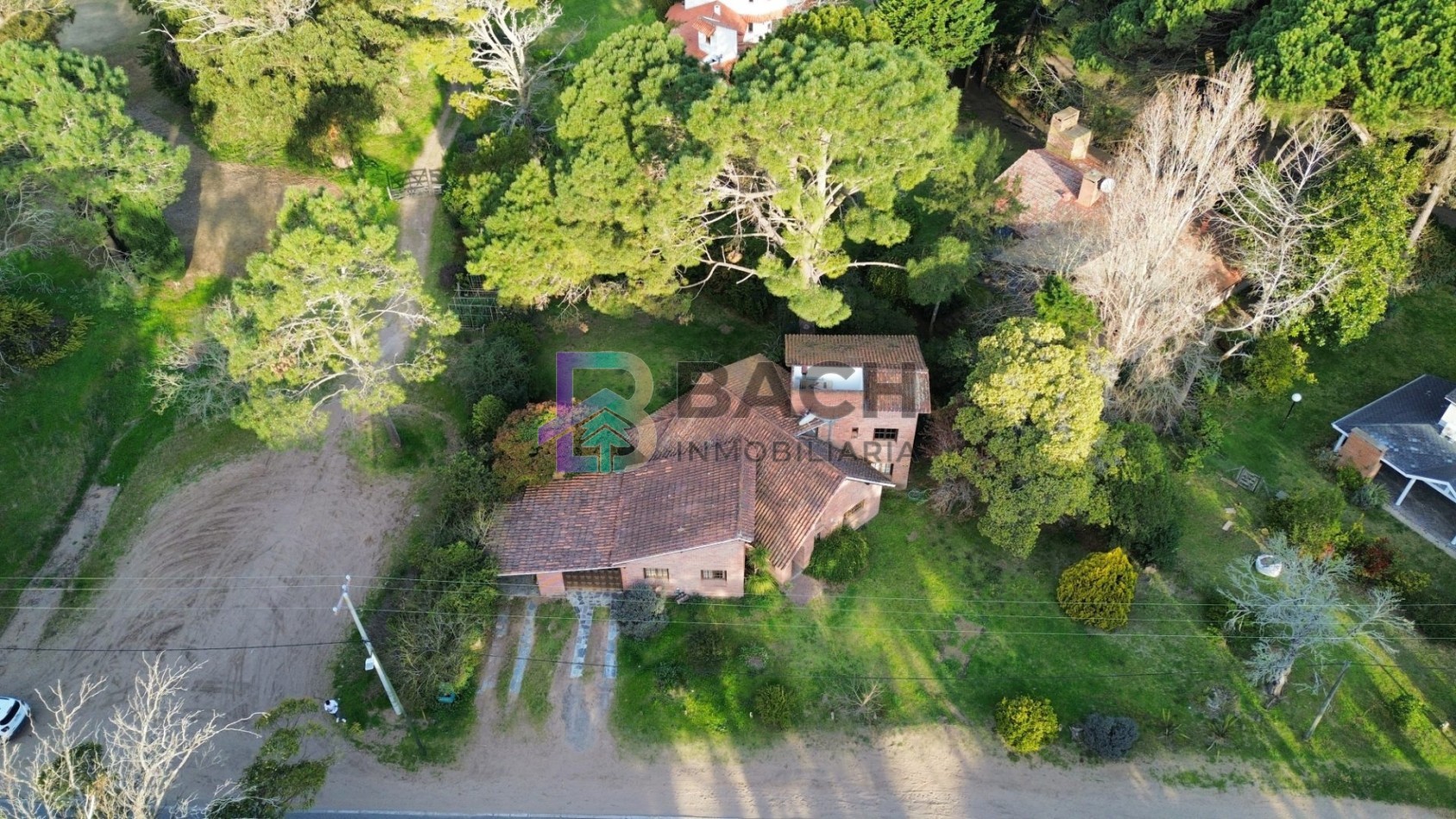 Casa a la venta en Pinamar, a metros de golf. Con 4 dormitorios, gas natural y garaje 