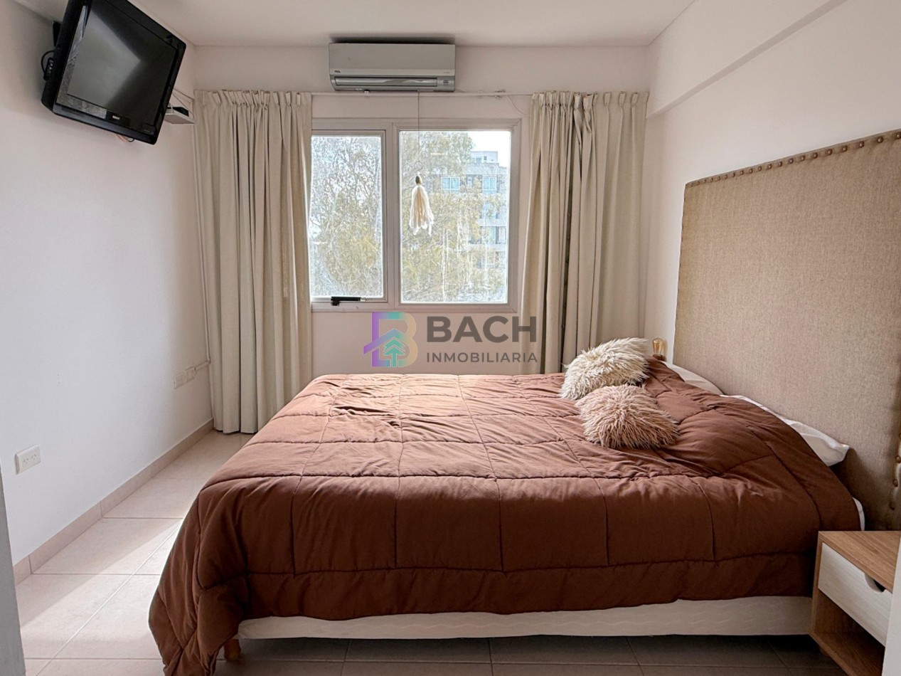 Departamento semipiso a la venta en Pinamar centro, luminoso, moderno con gas natural, cochera y baulera