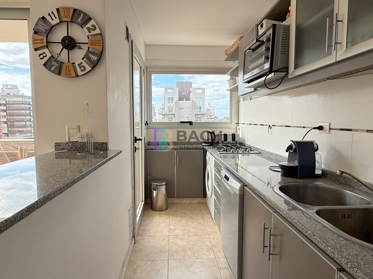 Departamento semipiso a la venta en Pinamar centro, luminoso, moderno con gas natural, cochera y baulera