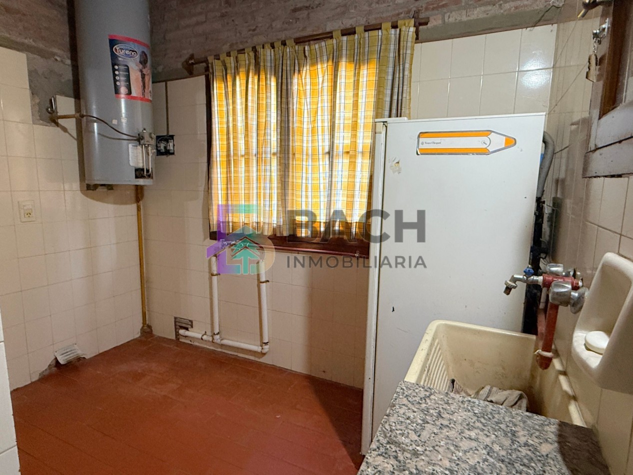 Casa a la venta en Pinamar, a metros de golf. Con 4 dormitorios, gas natural y garaje 