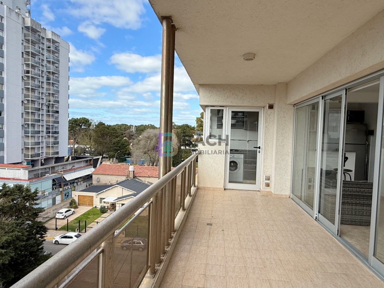 Departamento semipiso a la venta en Pinamar centro, luminoso, moderno con gas natural, cochera y baulera