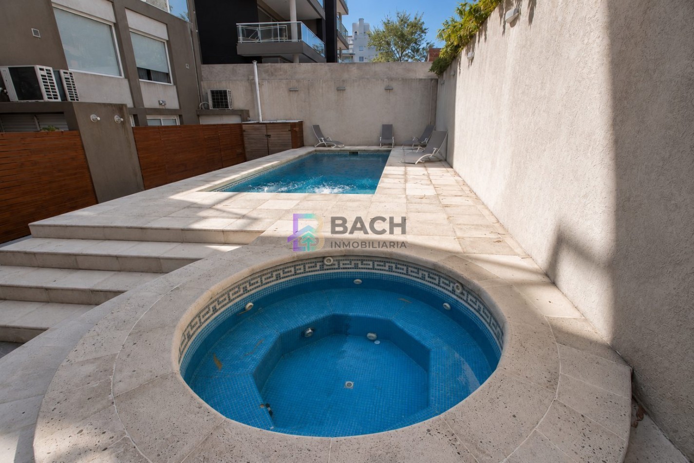 Moderno departamento 2 ambientes a la venta en Pinamar con cochera en el centro con gas natural