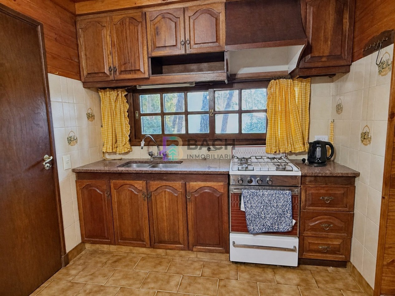 Casa en venta Pinamar, con cuatro dormitorios, ladrillo visto, tradicional, en zona lasalle