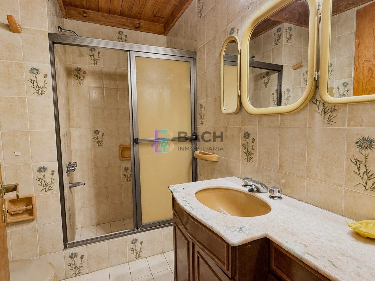 Casa en venta Pinamar, con cuatro dormitorios, ladrillo visto, tradicional, en zona lasalle