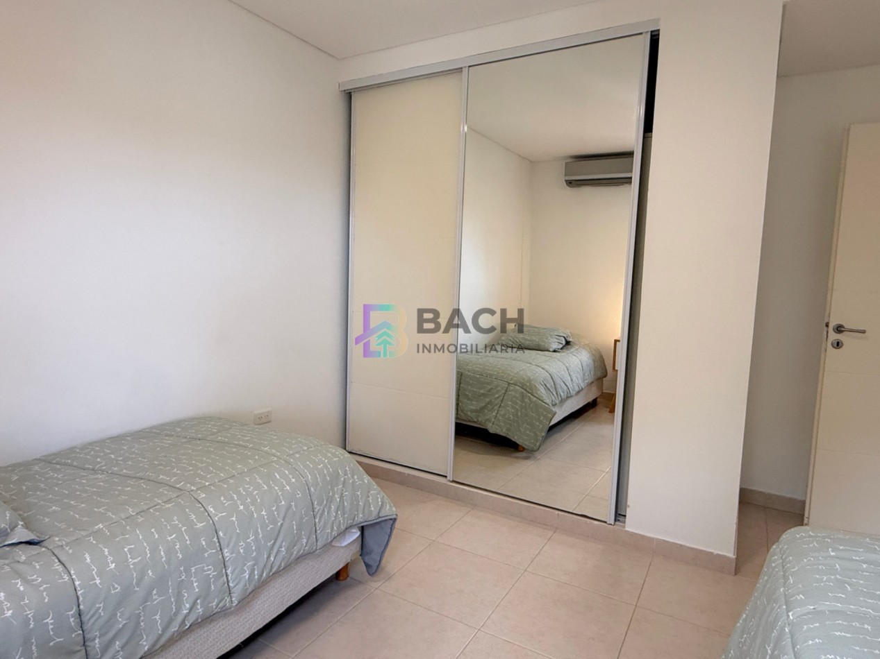 Departamento semipiso a la venta en Pinamar centro, luminoso, moderno con gas natural, cochera y baulera