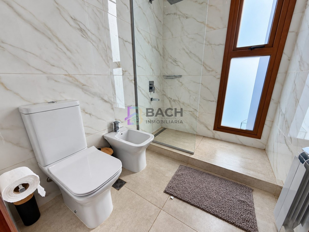 Casa en venta importante, gran calidad constructiva, hormigon visto, gas natural y piscina en Costa Esmeralda Maritimo III