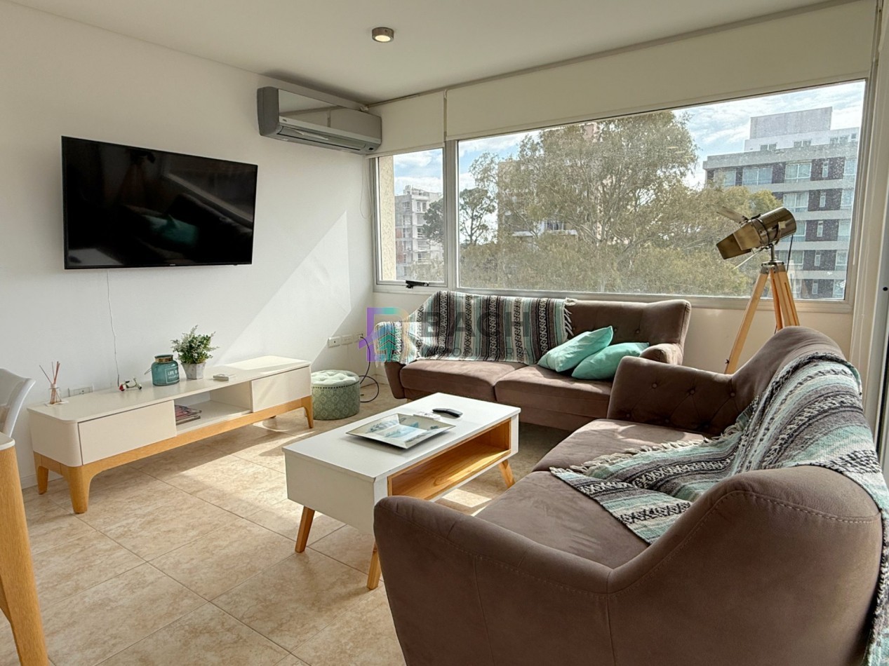 Departamento semipiso a la venta en Pinamar centro, luminoso, moderno con gas natural, cochera y baulera