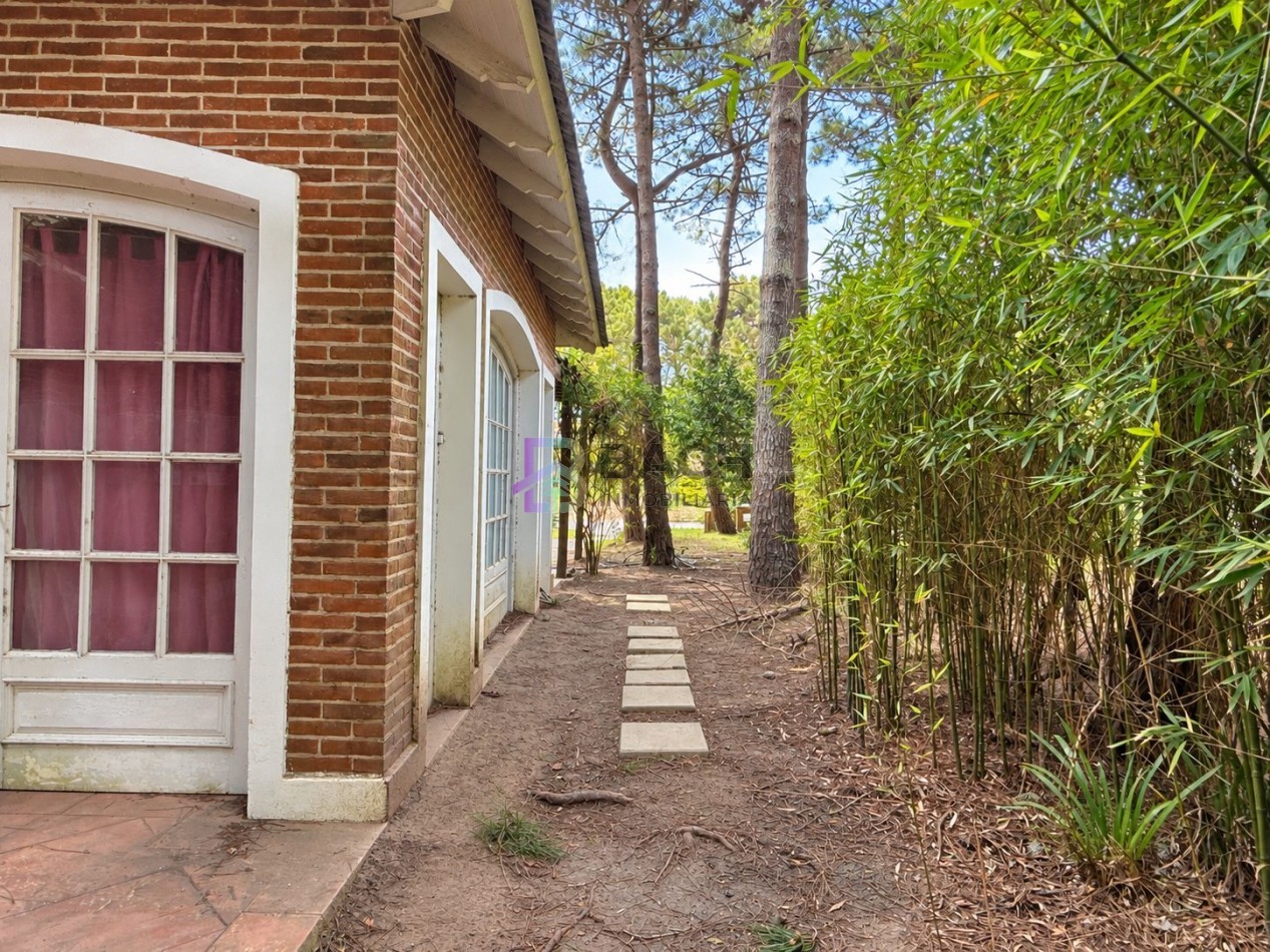 Importante casa a la venta Oportunidad en Pinamar norte, con gas natural a metros de la playa