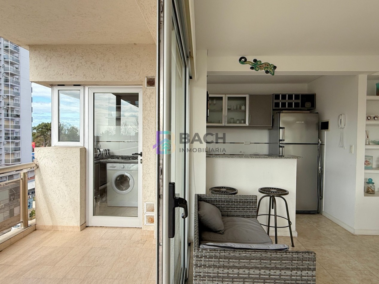 Departamento semipiso a la venta en Pinamar centro, luminoso, moderno con gas natural, cochera y baulera
