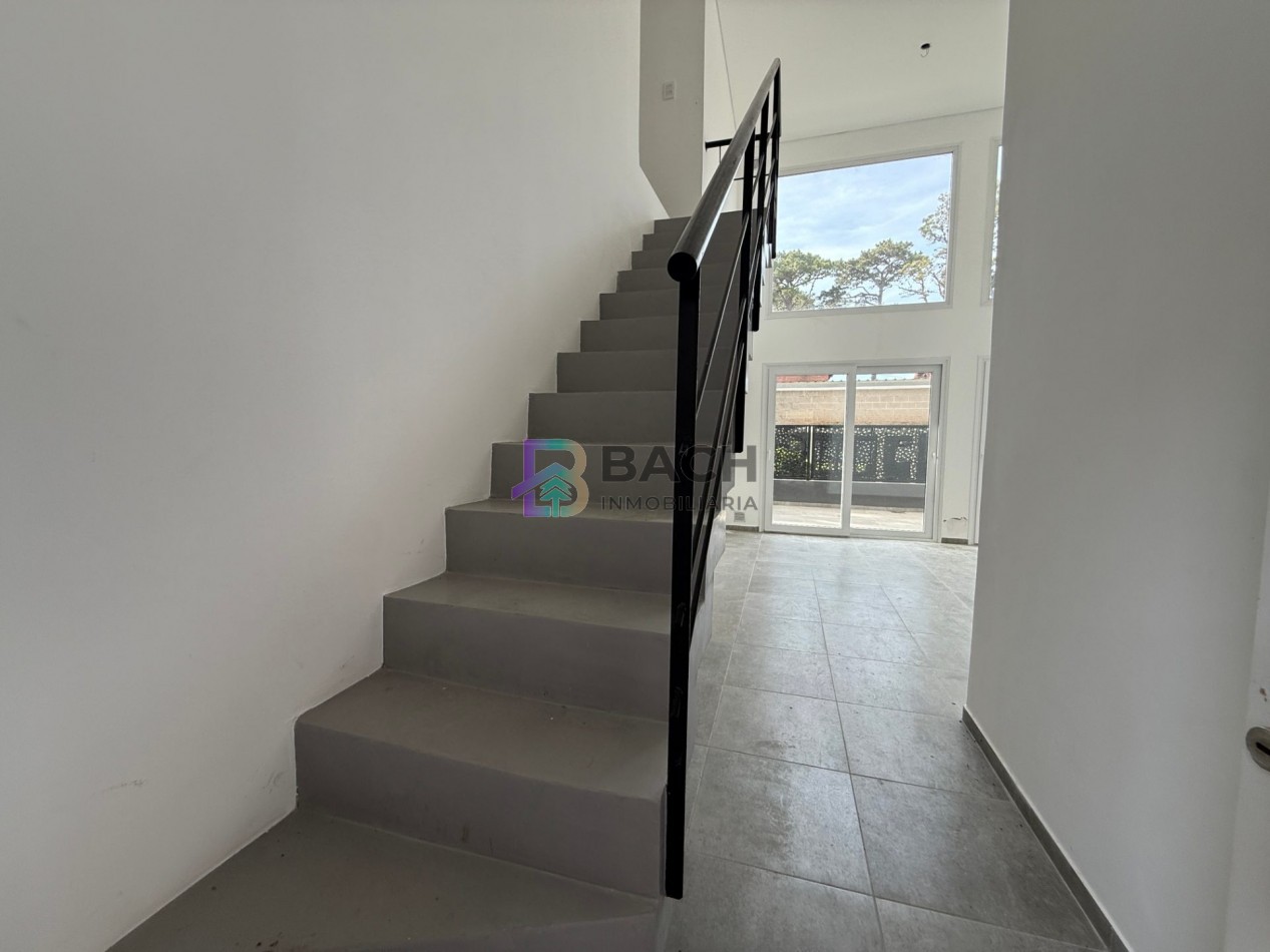 Moderno Departamento tipo duplex en venta con patio privado, gas natural, cochera | financiacion y permuta