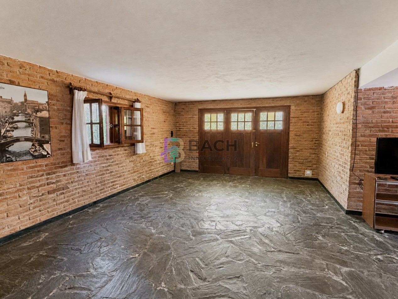 Casa en venta Pinamar, con cuatro dormitorios, ladrillo visto, tradicional, en zona lasalle