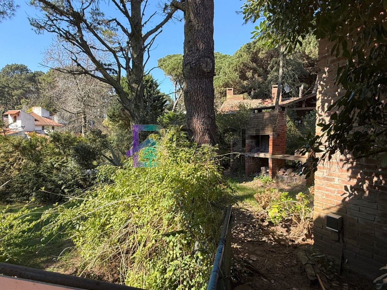 Casa a la venta en Pinamar, a metros de golf. Con 4 dormitorios, gas natural y garaje 