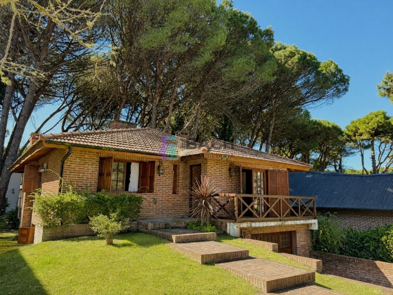 Casa en venta Pinamar, con cuatro dormitorios, ladrillo visto, tradicional, en zona lasalle