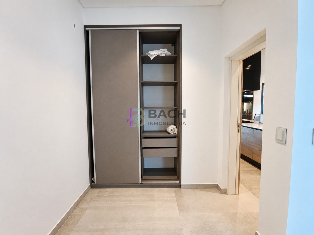Moderna Casa en venta Costa esmeralda Golf2, con 4 dormitorios, psicina climatizada, hormigon visto