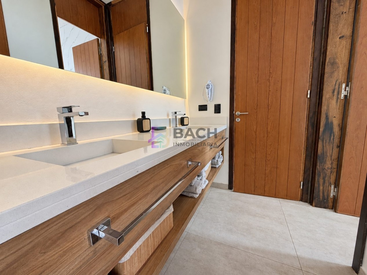 Casa en venta importante, gran calidad constructiva, hormigon visto, gas natural y piscina en Costa Esmeralda Maritimo III