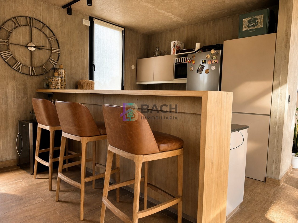 Moderna casa en venta en Pinamar con tres dormitorios, gas natural y piscina