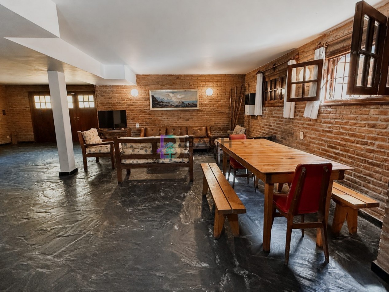 Casa en venta Pinamar, con cuatro dormitorios, ladrillo visto, tradicional, en zona lasalle