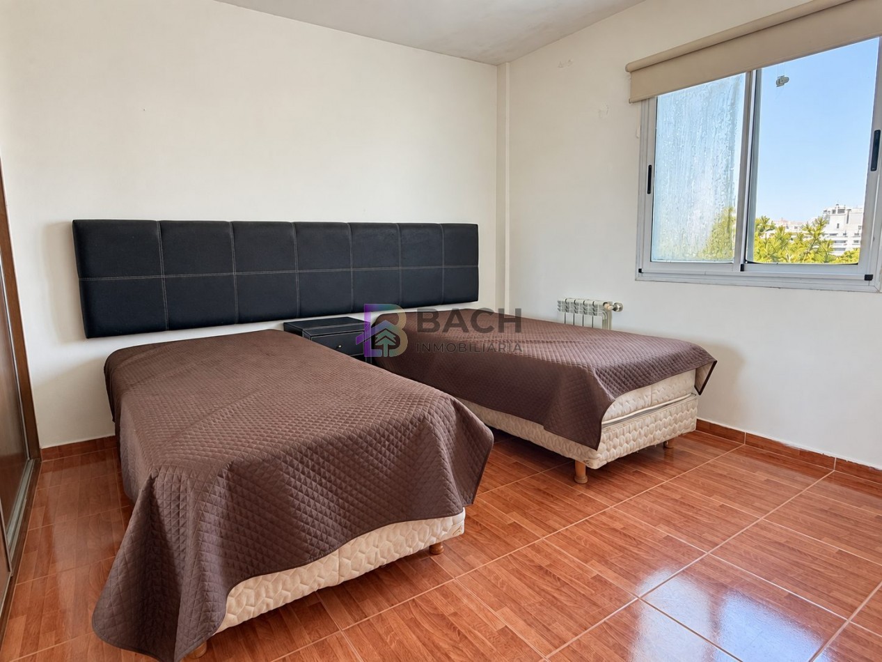 Departamento a la venta en Pinamar con 3 dormitorios, tipo duplex con gas natural y cochera cubierta
