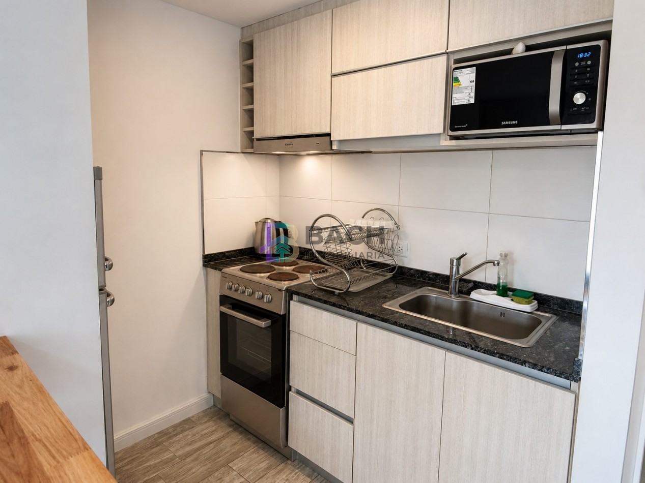 Departamento a la venta a metros del mar, con gran patio privado, permuta